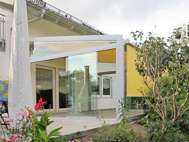 Glashaus - Ansicht von außen, Terrassenverglasung mit Schiebesystem, rahmenlos