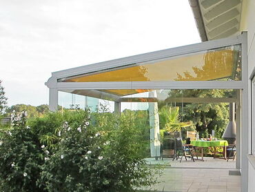 Glashaus in Sachsen - rahmenlose Verglasung der Terrasse mit innenliegender Sonnenschutzanlage - Markise