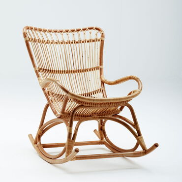 Schaukelstuhl aus Natur-Rattan - Handgeflochtene Möbel für den Wintergarten