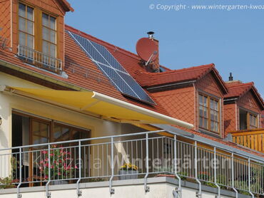 Markise - Balkonmarkise als Sonnenschutz - zur Hälfte geöffnet