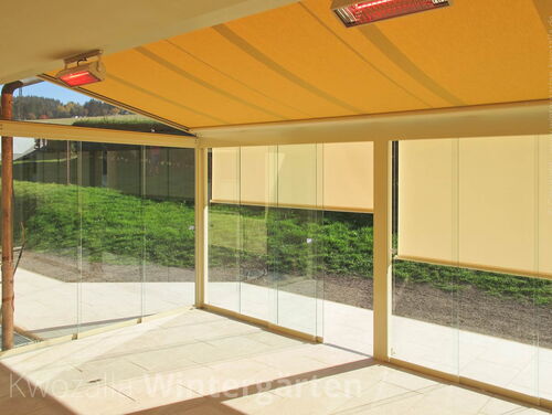 Modernes Glashaus (Kaltwintergarten) mit Glasschiebe-Elementen + Sicht- und Sonnenschutz - Ansicht von Innen