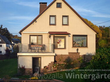 Ansicht des Hauses vor dem Bau einer Balkonverglasung