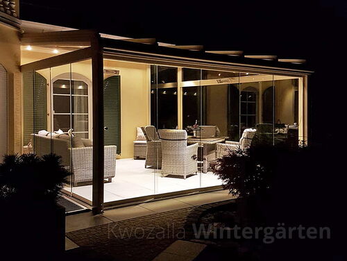 Wintergarten am Abend - gemütlich eingerichtet mit Wintergartenmöbeln von "Galerie Kwozalla" aus Sachsen