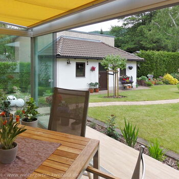 Verglaste Terrasse mit Sicherheitsglas - Schiebeanlage offen - Ansicht: von innen nach außen - Made in Sachsen