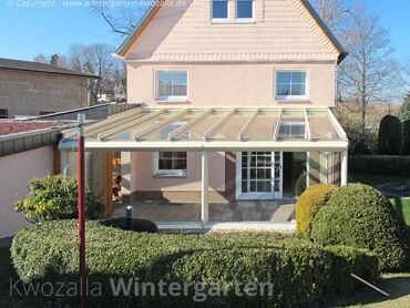 Glashaus/Sommergarten mit integiertem Sonnenschutz - Terrassenüberdachung