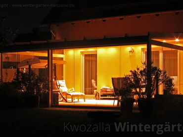 Kalt Wintergarten mit stimmungsvoller LED-Beleuchtung, Nachtaufnahme 03