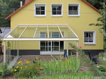 Terrassenüberdachung aus Glas und Alu mit seitlicher Verglasung vom Fachmann