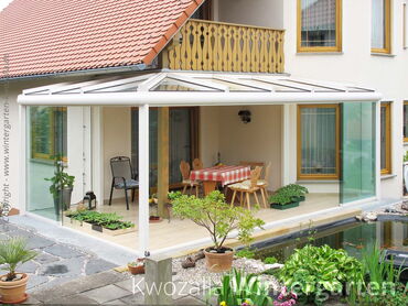 Eck Terrassendach aus Aluminium und Glas | Durch die Bauform der Eck Terrasse lassen sich sonnige und schattige Bereiche schaffen