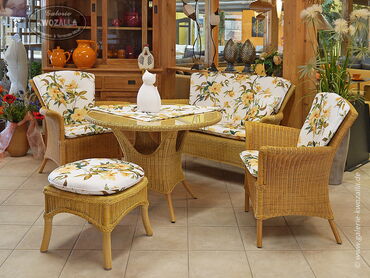 Wintergartenmöbel Set aus Naturrattan - Premiumqualität | Zweisitzer, 2 Sessel, runder Tisch + Hocker als Set