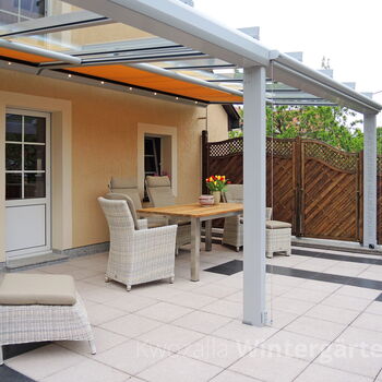 Terrassenüberdachung aus Glas in Pirna mit Terrassenmöbeln von Kwozalla