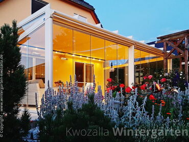 Referenz - Glashaus mit LED Beleuchtung + Möbel von Kwozalla am Abend