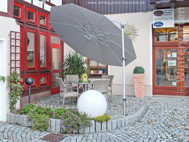 Hochwertiger Ampelschirm-Sonnenschirm, rund in grau Ansicht von der Seite